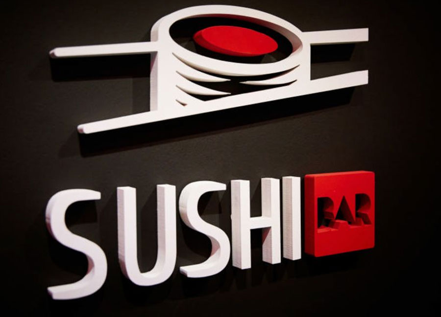 Lettres et logo 3D en PVC blanc satin et PVC blanc teinte Sushi