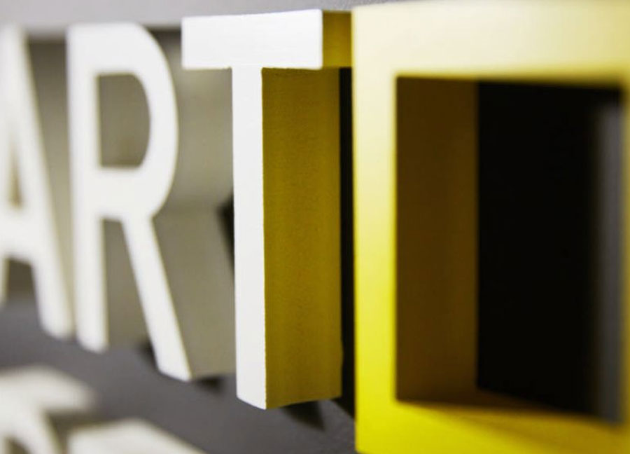 Lettres et logo 3D en PVC blanc satin et PVC blanc teinte