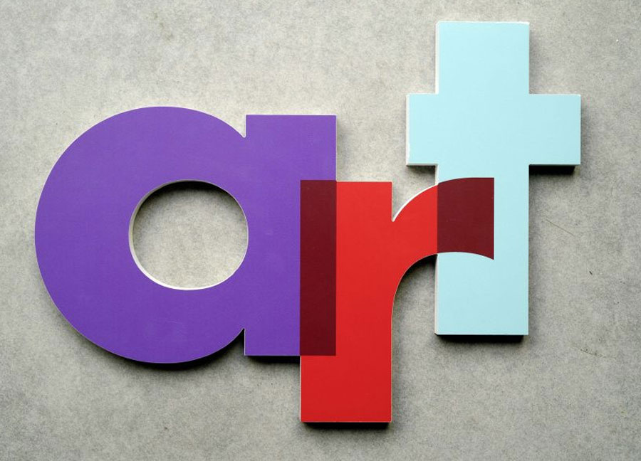Lettres et logo 3D en PVC blanc satin et quadri art