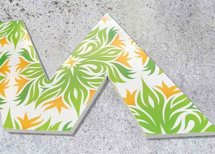 Lettres et logo 3D en PVC blanc satin et quadri