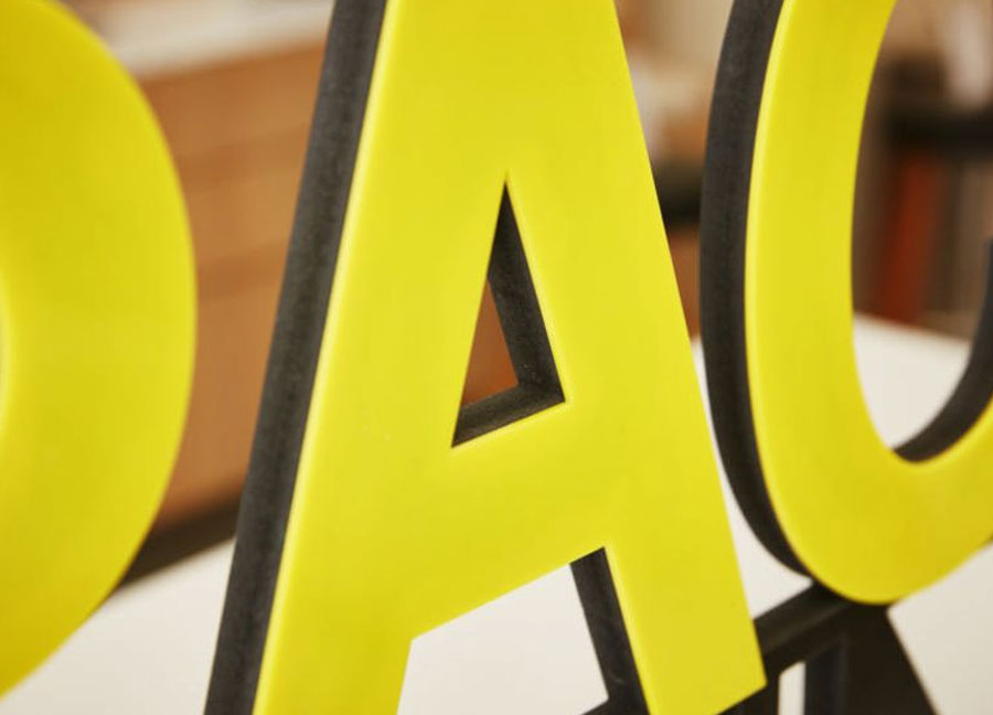 Lettres et logo 3D en PVC noir et plexy
