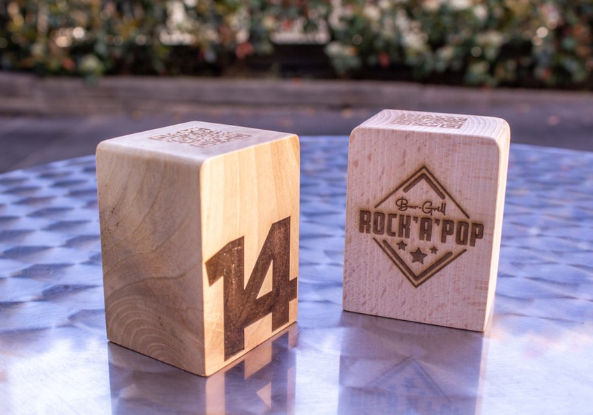 Cube en bois gravé
